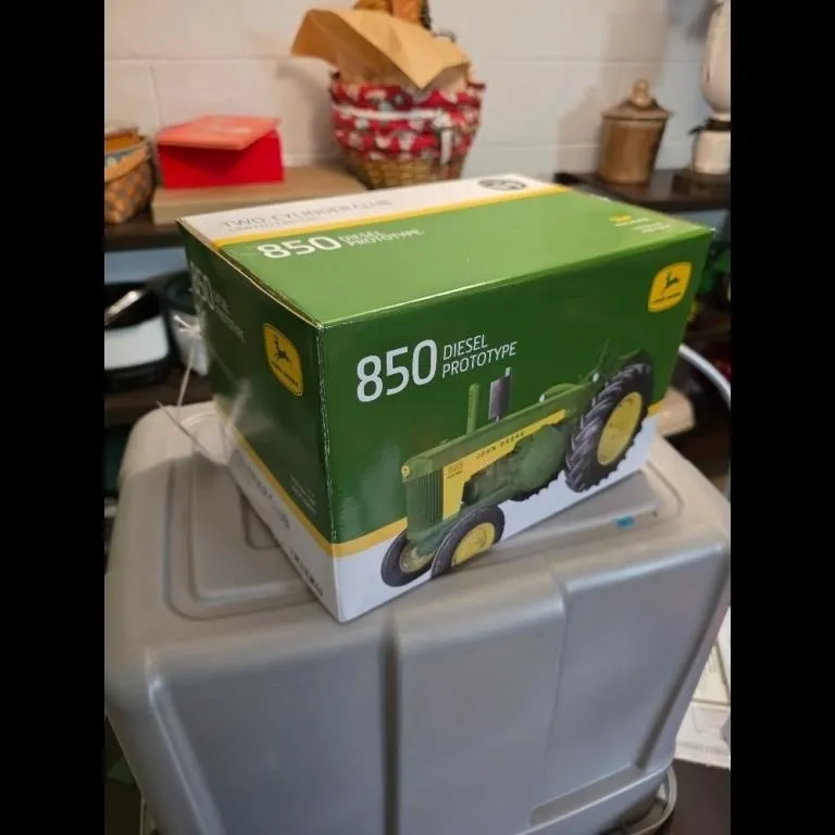 John Deere 850 Diesel Prototype 1/16 Die-Cast Meta