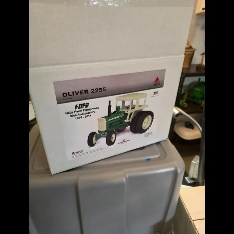 Ertl Oliver 2255 30th Anniversary 1:16 Scale Tract
