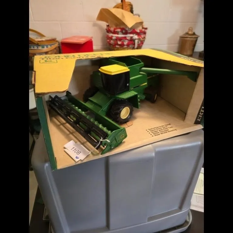 ERTL John Deere Titan Combine Toy 1108
