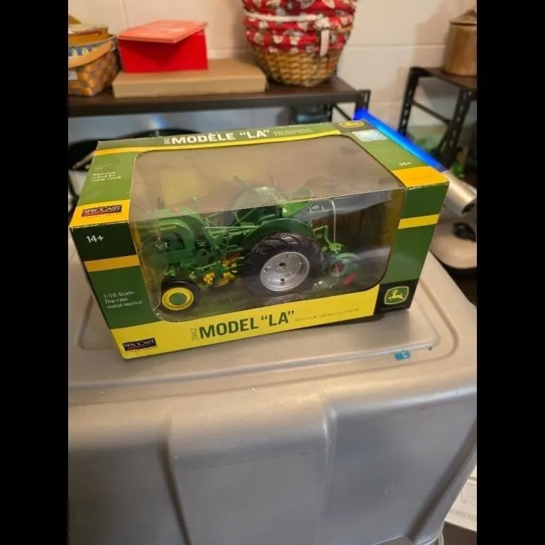 SpecCast John Deere Model "LA" Tractor with Leaf S