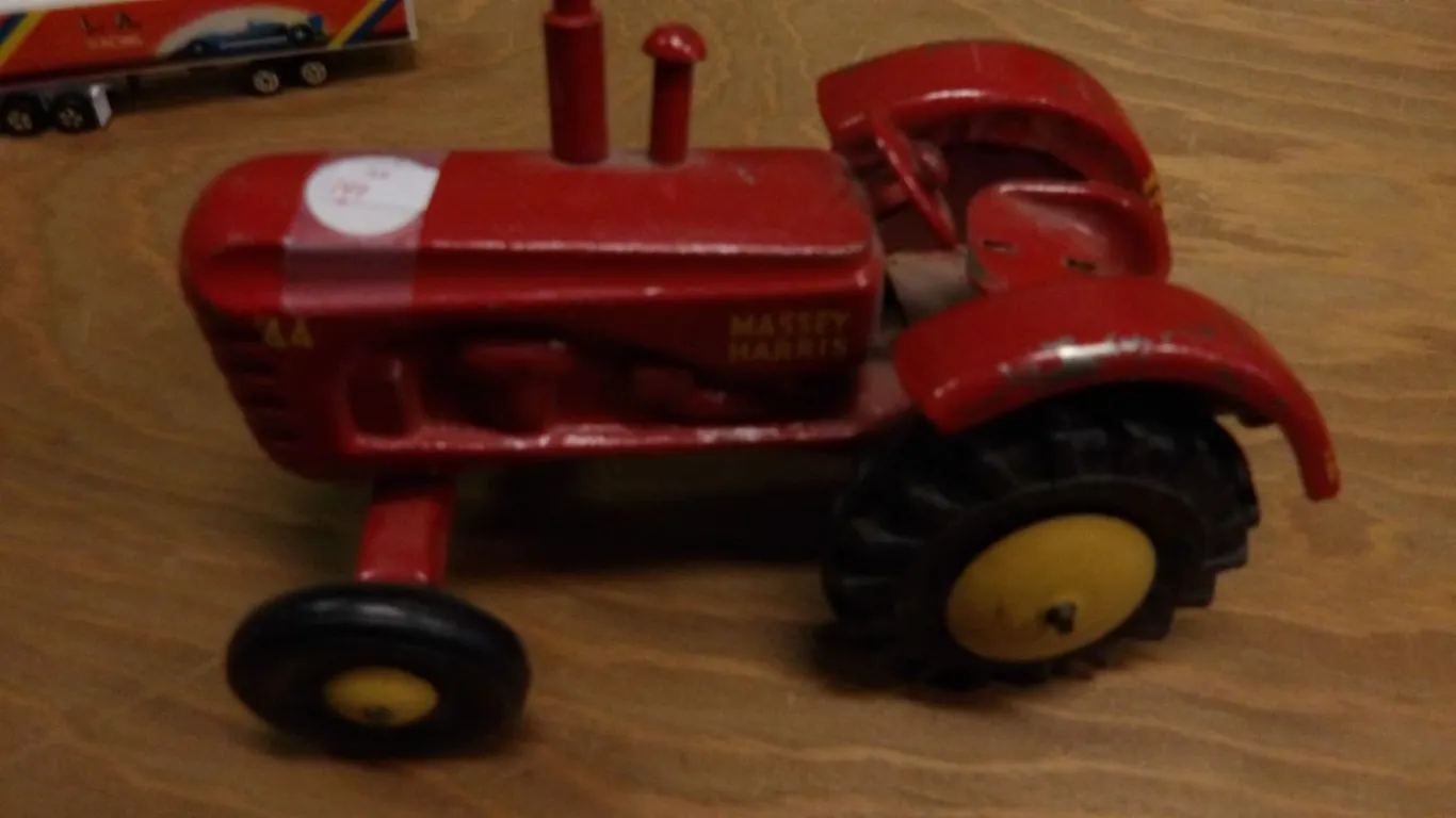 COLLECTABLE: MASSEY HARRIS TRACTOR MODEL