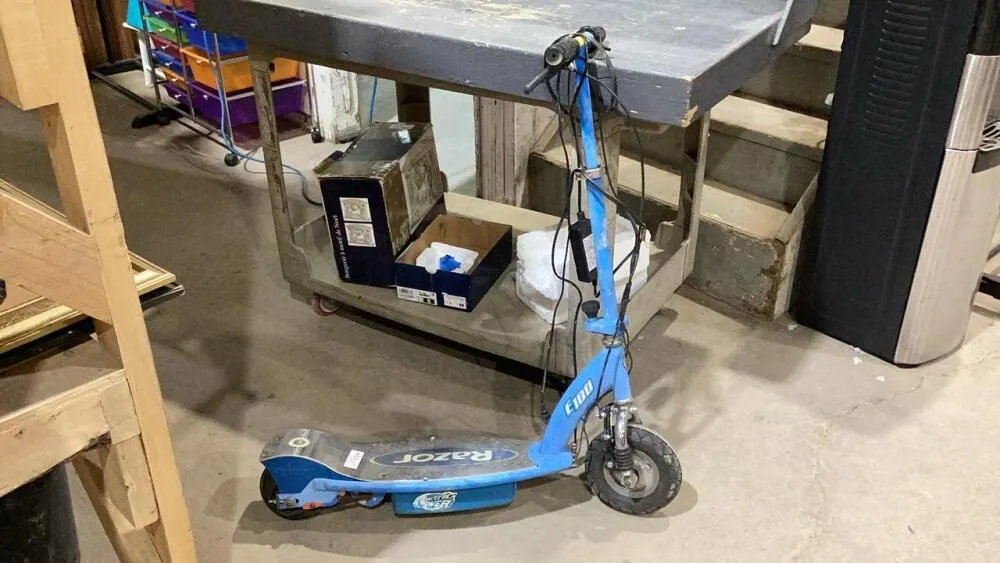 RAZOR E100 ELECTRIC SCOOTER - NEEDS NEW BATTERY