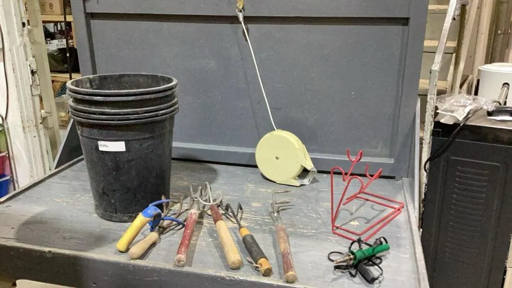 PLANT POTS , GARDEN HAND TOOLS, RETRACTABLE CLOTHES LINE