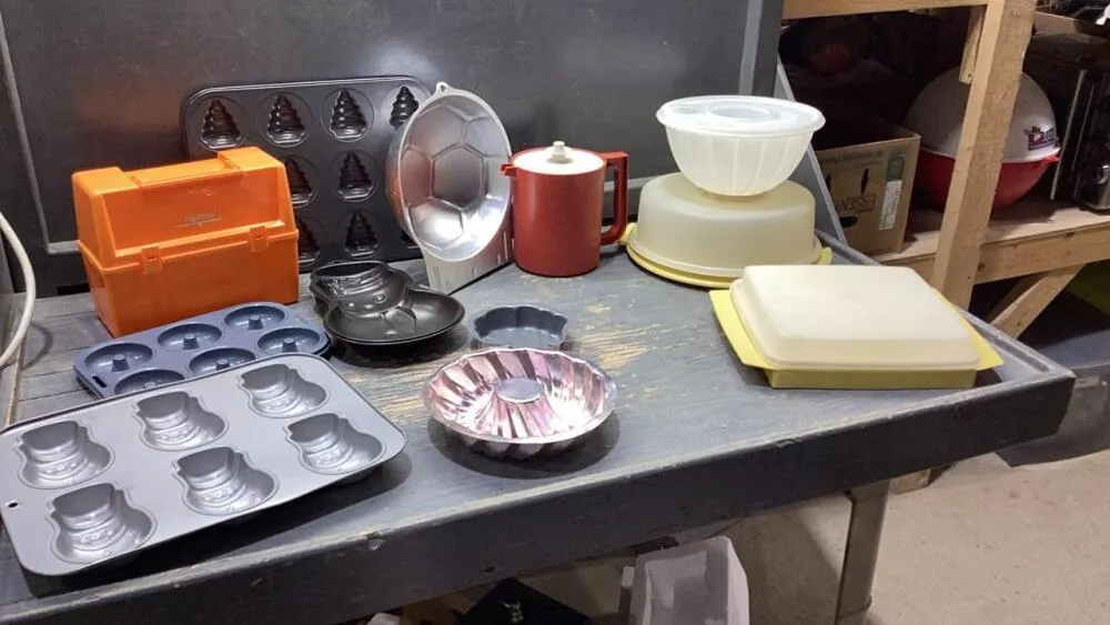 (2)BOXES - CAKE/MUFFIN MOLD TINS AND TUPPERWARE + VINTAGE LUNCH KIT
