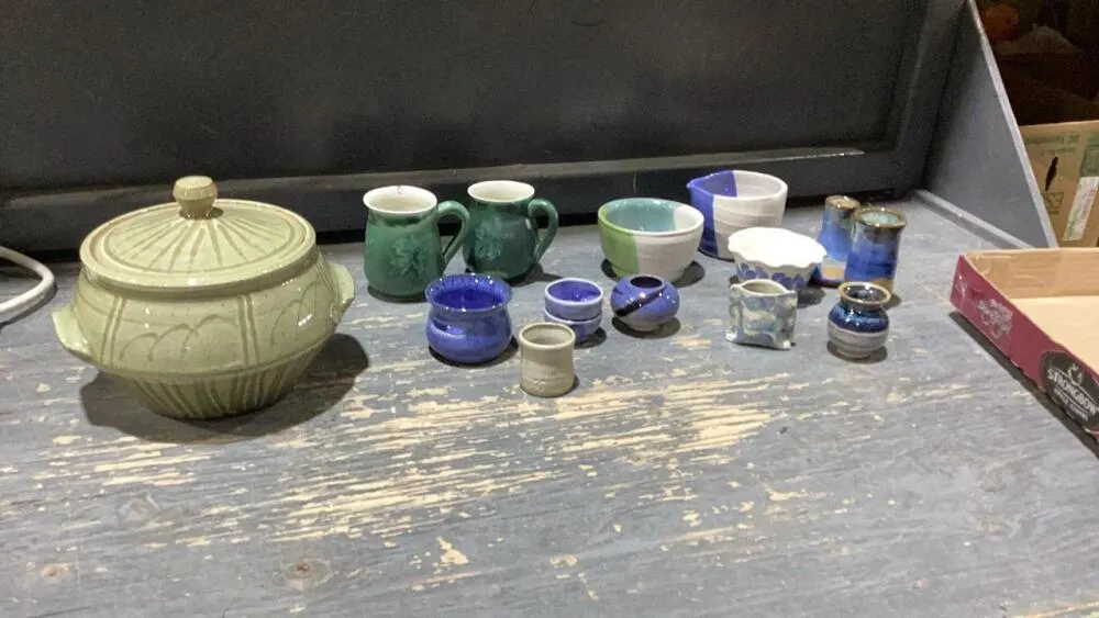 POTTERY - ASSORTED PIECES