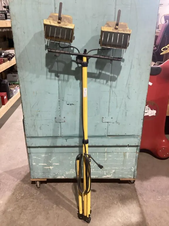 TRI-POD DOUBLE WORKLIGHT