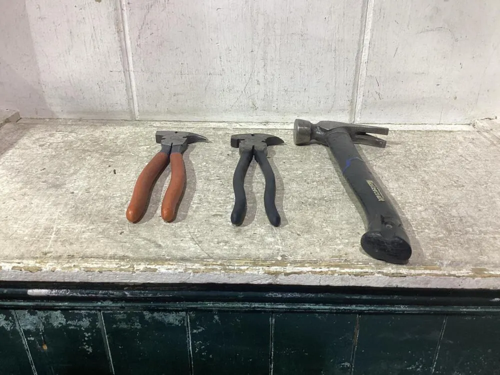 SHOP FLAT OF MIXED HAMMERS