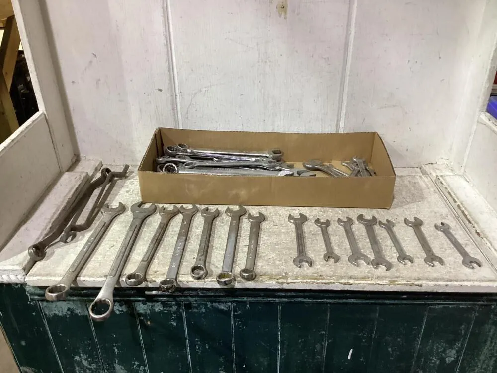 SHOP FLAT OF MIXED WRENCHES - SAE