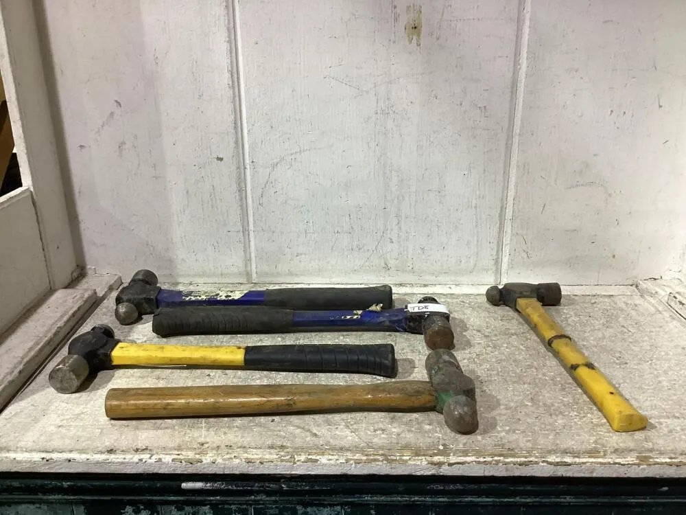 SHOP FLAT OF MIXED HAMMERS