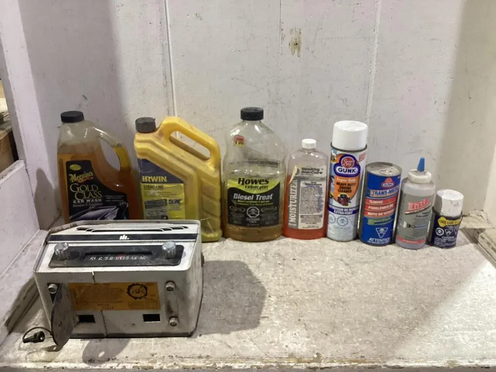 SHOP BOX W/ INTERNATIONAL HARVESTER RADIO & MIXED FLUIDS