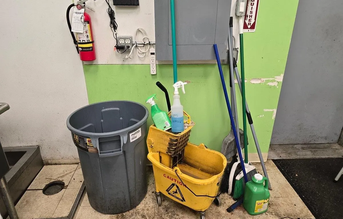 Assorted Cleaning Suplies
UNRESERVED