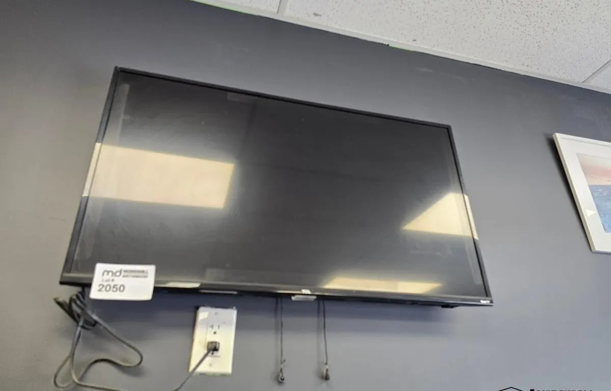 TCL Roku 40" TV w/ Wall Mount
UNRESERVED