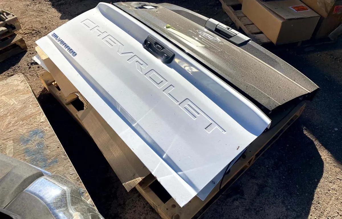 (2) Ford F-150 Tailgates and (1) Chevrolet Silverado Tailgate
UNRESERVED