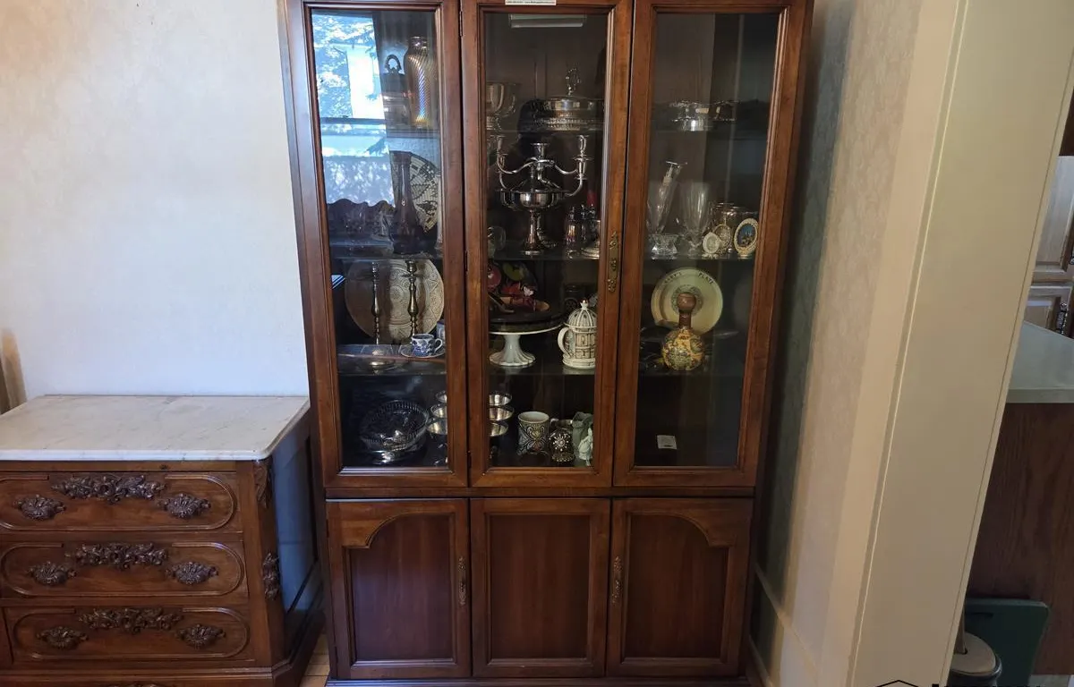 Wood Display China Cabinet w/ Contents
UNRESERVED