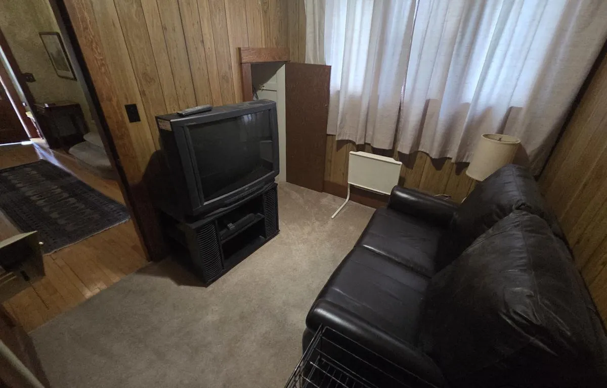Living Room Furniture & Electronics Assortment
UNRESERVED