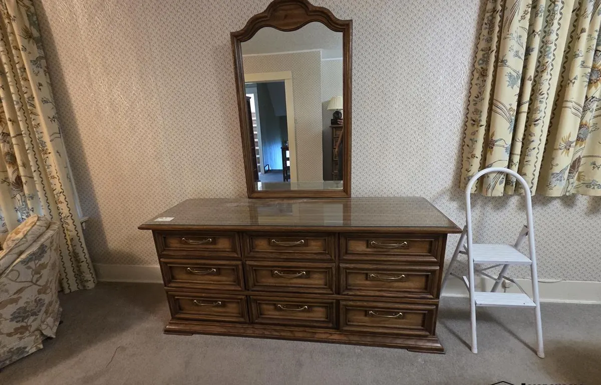 Wood Dresser w/ Mirror
UNRESERVED