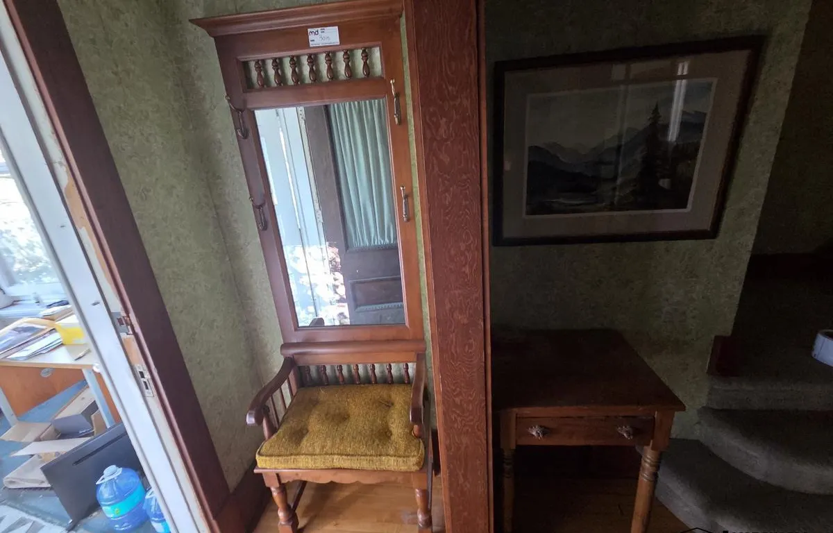 Wood Hall Tree w/ Mirror & Bench
UNRESERVED