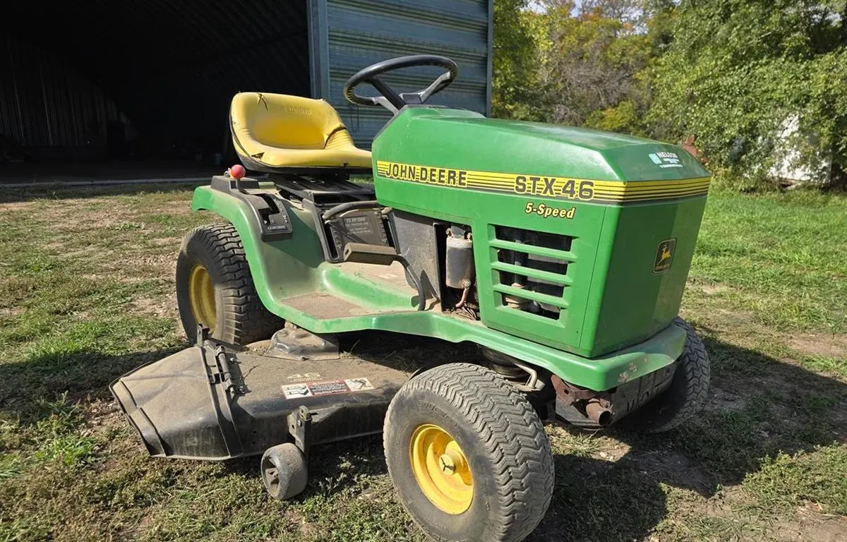 John Deere STX46 Lawn Tractor w/ Parts (Non-Runner)
UNRESERVED