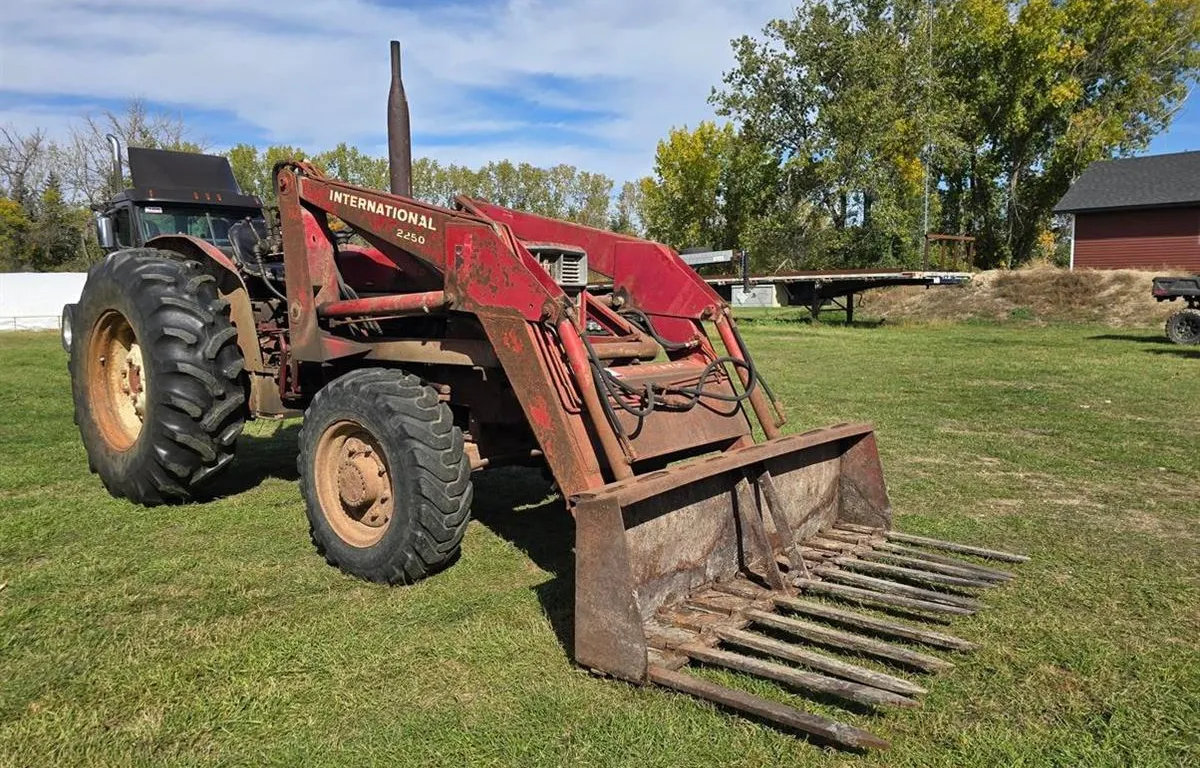 International 633 FWD Tractor w/ International 2250 FEL
UNRESERVED