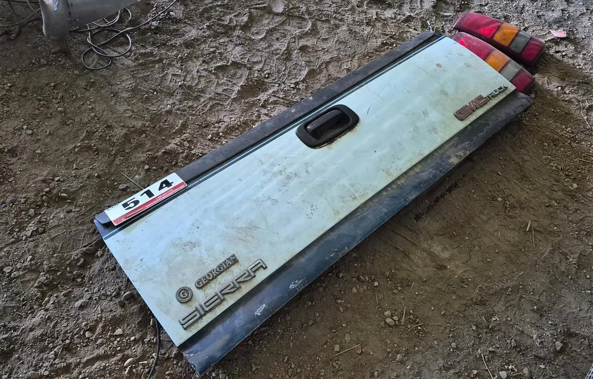 GMC Sierra Georgian Tailgate & Tail Lights
UNRESERVED