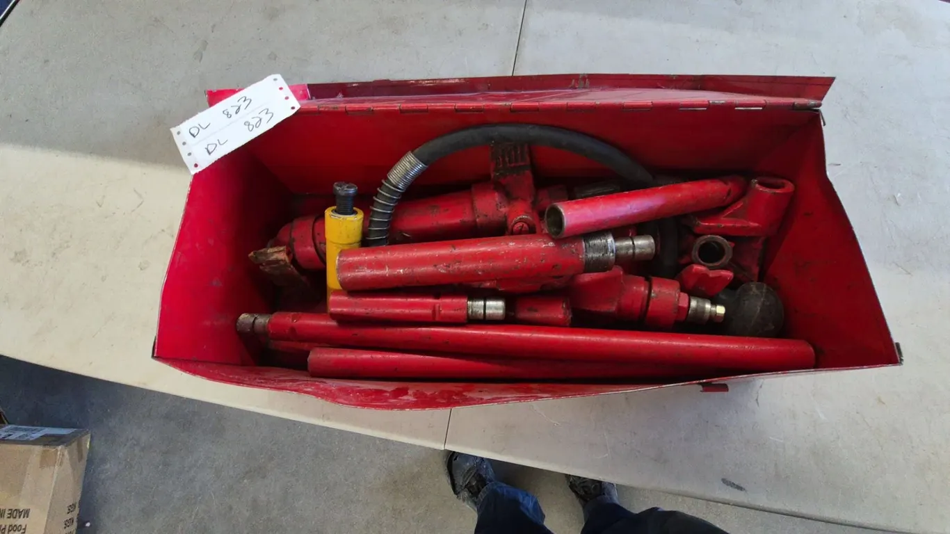 Hydraulic Body Repair Kit: Ram, Pump, Hoses, and Extension Tubes