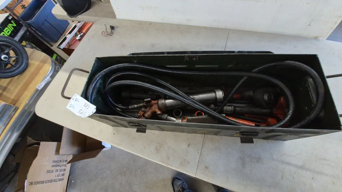 Hydraulic Body Repair Kit in Metal Case with Hoses, Rams, Spreader, and Attachments