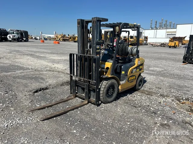 Cat GP25N5 3950 lb Pneumatic Tire Forklift