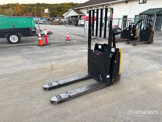 2022 Yale MPB045VG 4510 lb Electric Pallet Jack