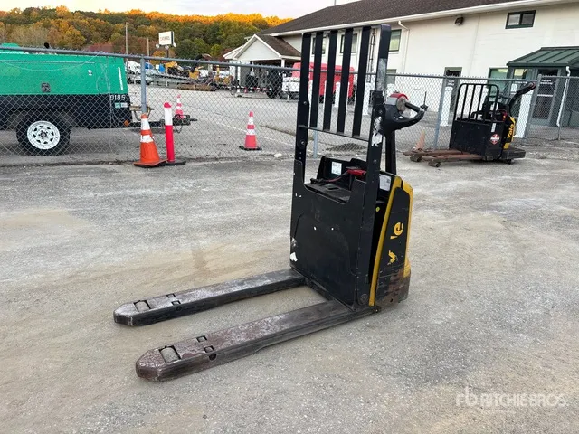 2022 Yale MPB045VG 4510 lb Electric Pallet Jack