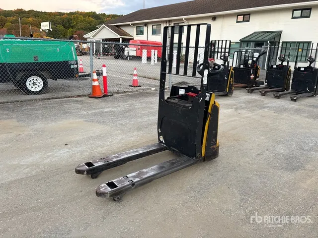 2022 Yale MPB045VG 4510 lb Electric Pallet Jack
