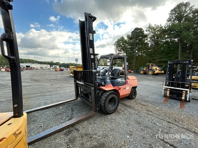 2006 Toyota 7FGAU50 8000 lb Pneumatic Tire Forklift