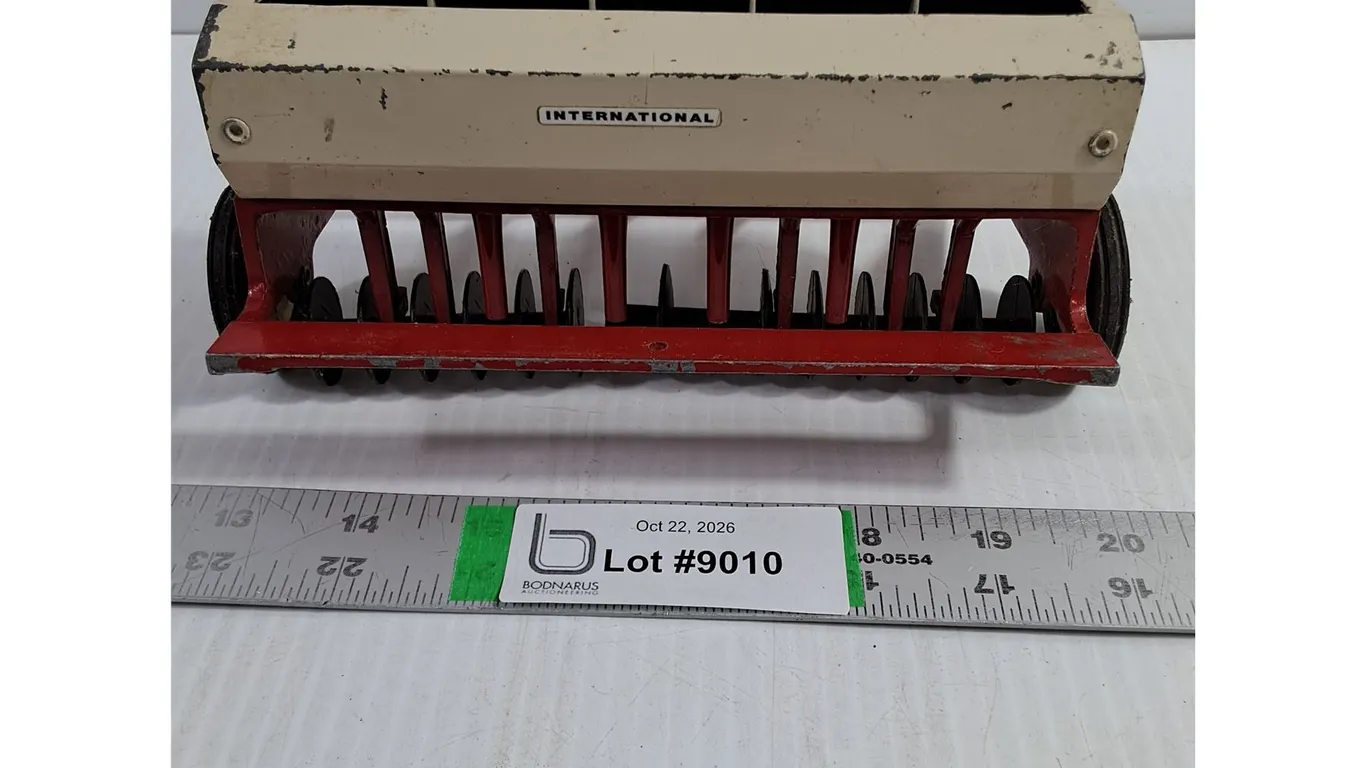 (1) ERTL International Harvester Seeder