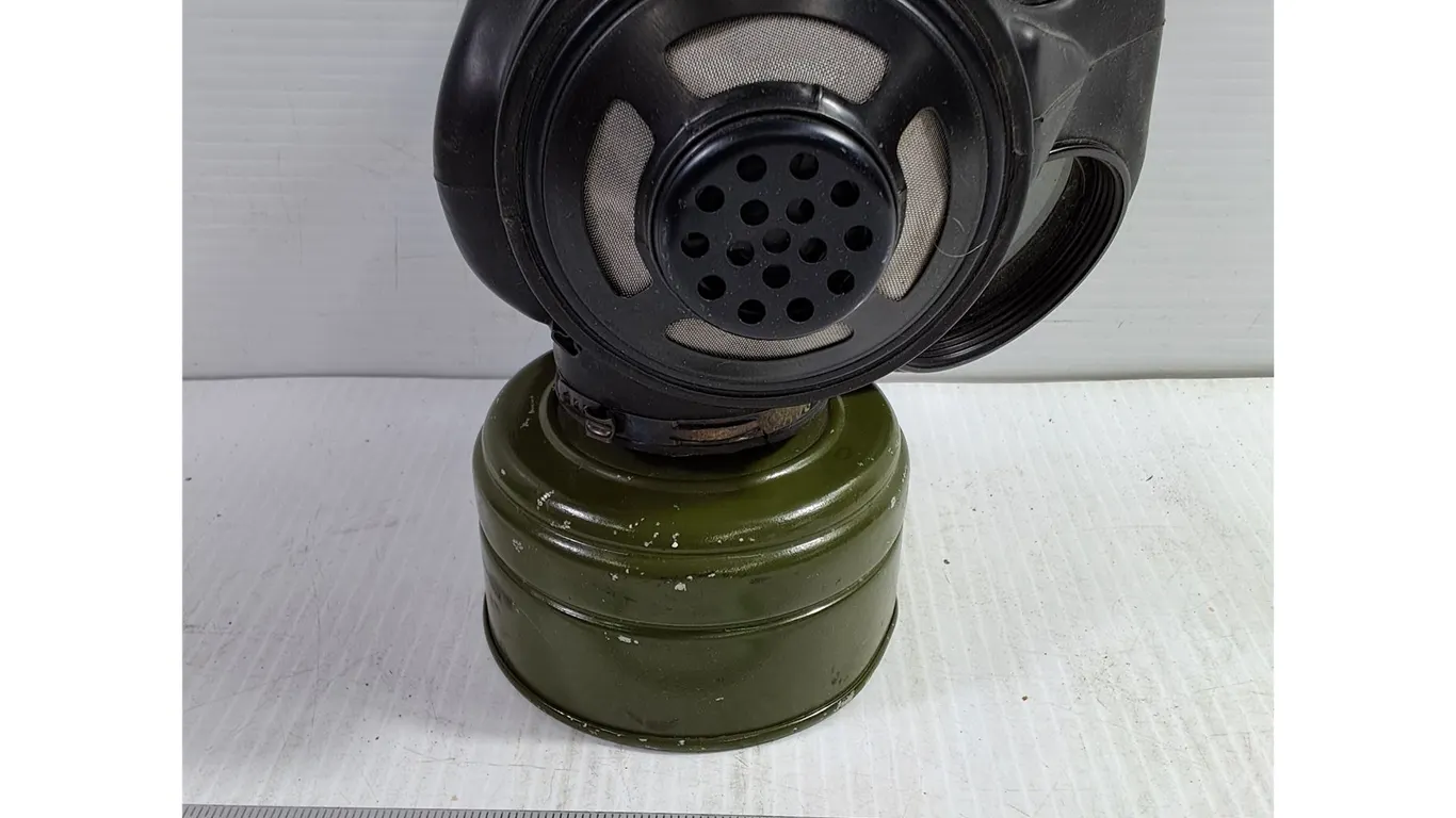 Vintage Canadian Forces C3(M69) Military Surplus Gas Mask