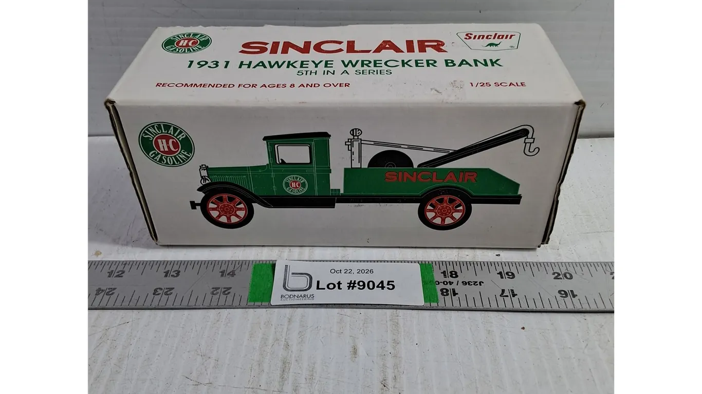 1:25 1931 Hawkeye Wrecker Bank with Sinclair Gas Advertising