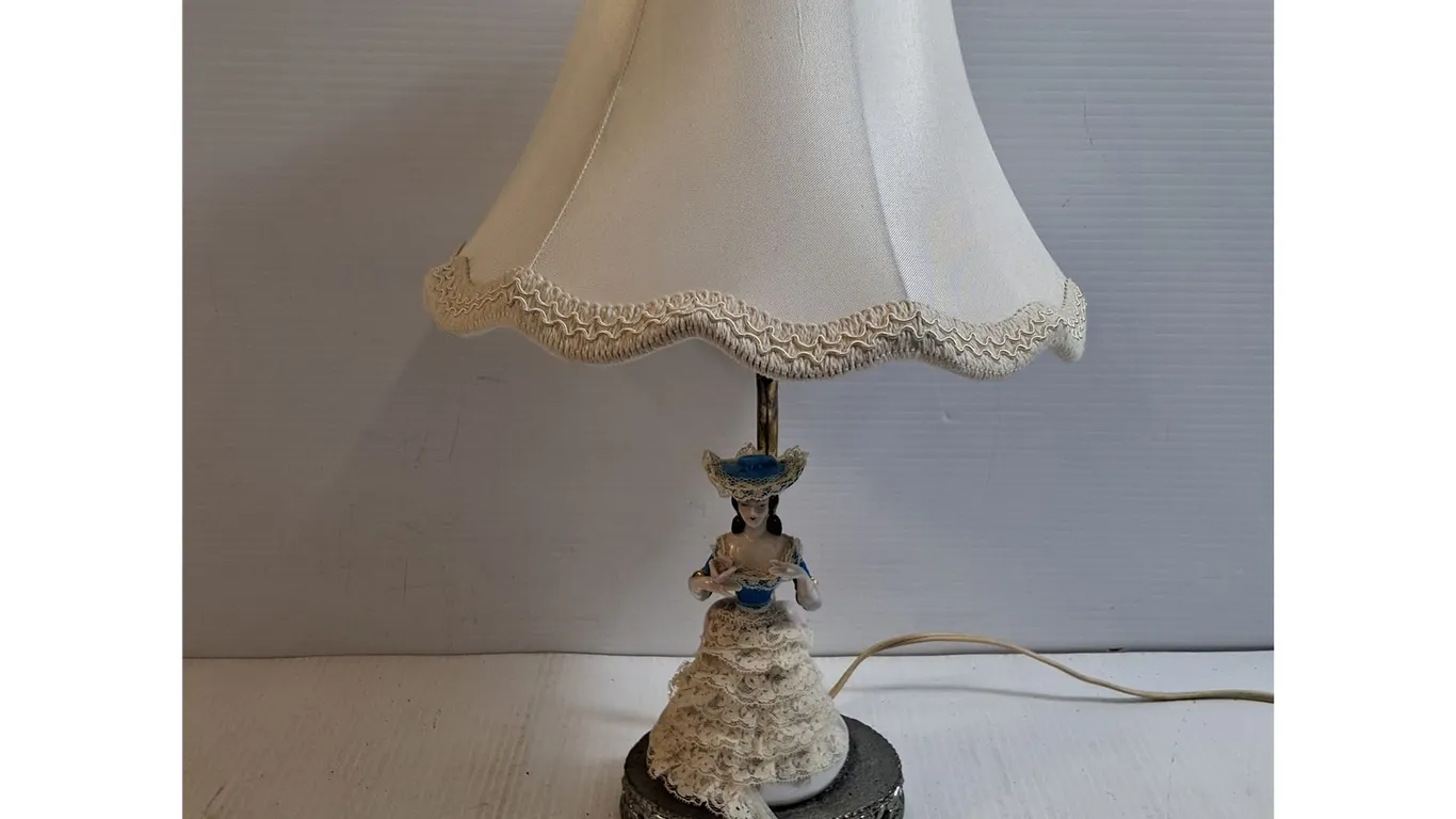 Vintage Porcelain Figurine Boudoir/Table Lamp