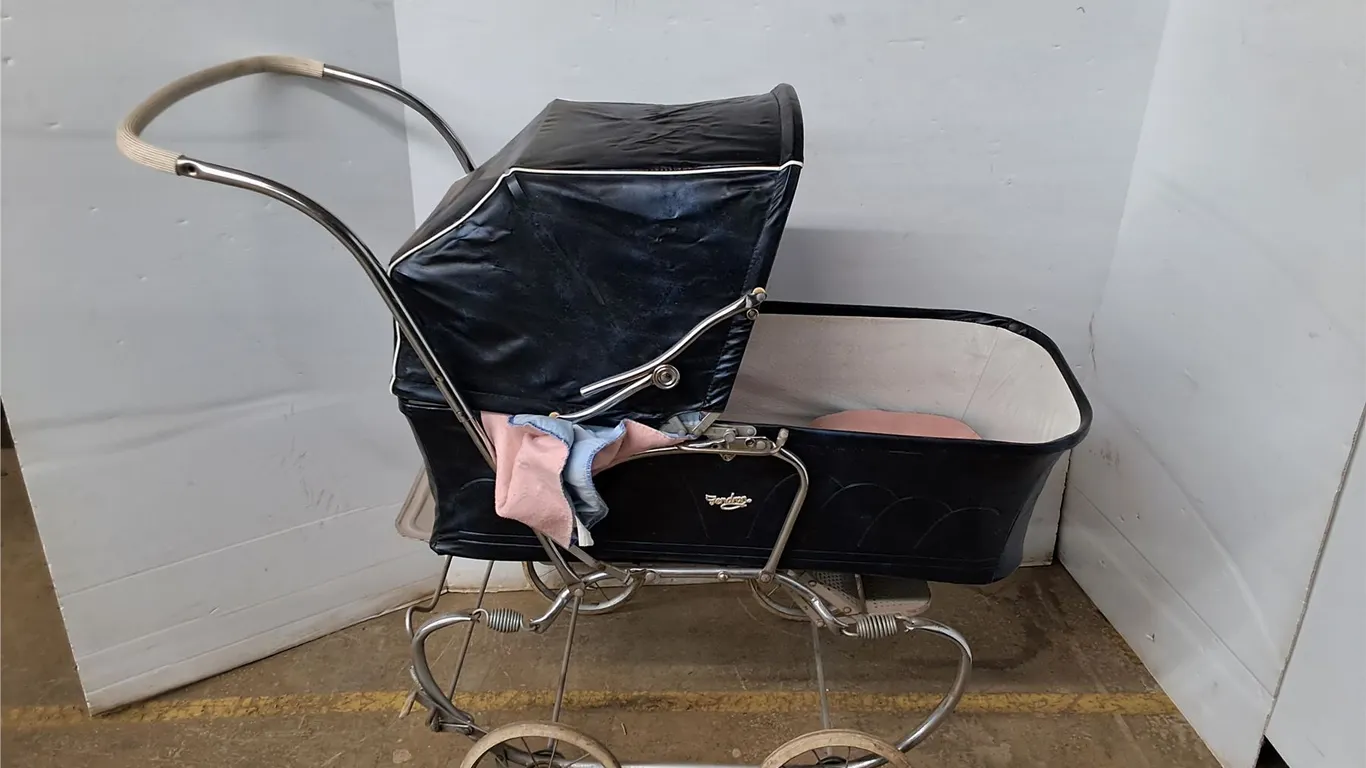 *Gendron Vinatge English-Style Baby Carriage 45"x19"x40" (cannot ship)