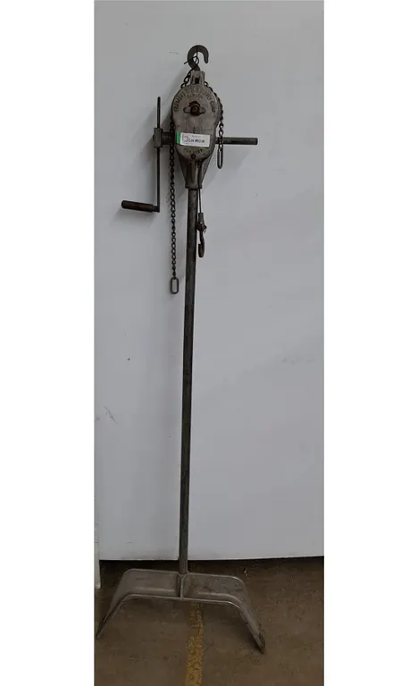 *Hand-Cranked Chain Hoist 1/2 Ton Cannot Ship