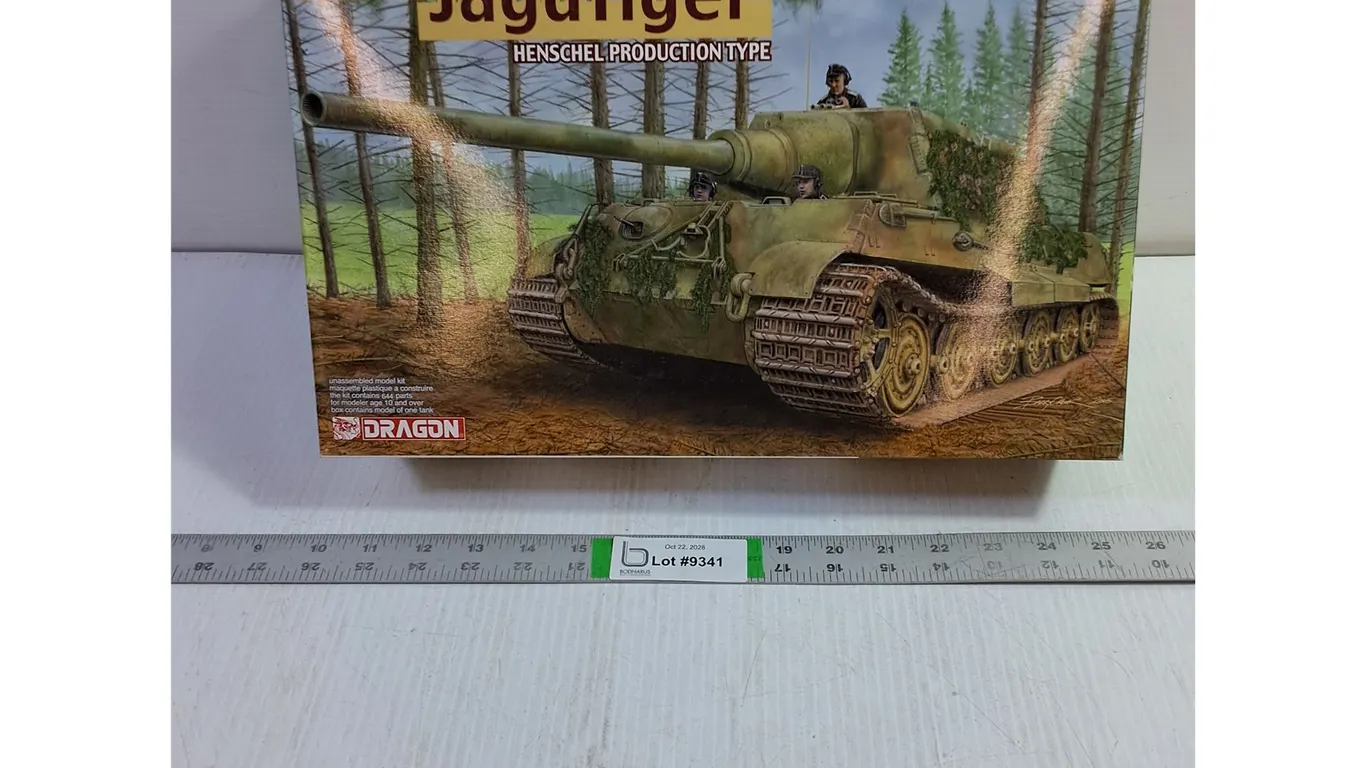 1:35 39-45 Series JagdTiger Henschel Production Type Model Kit (NIB)