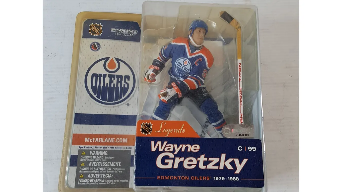 McFarlane Sportspicks Oilers HL Legends Wayne Gretzky Statue NIB Sealed Crack On Package Top