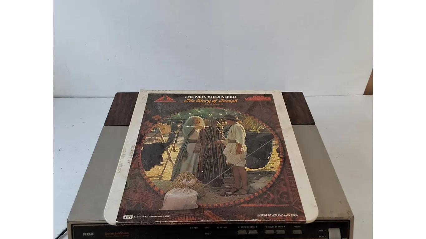 RCA SelectaVision Stereo VideoDisc Player Powers On As-Is and (1) VideoDisc