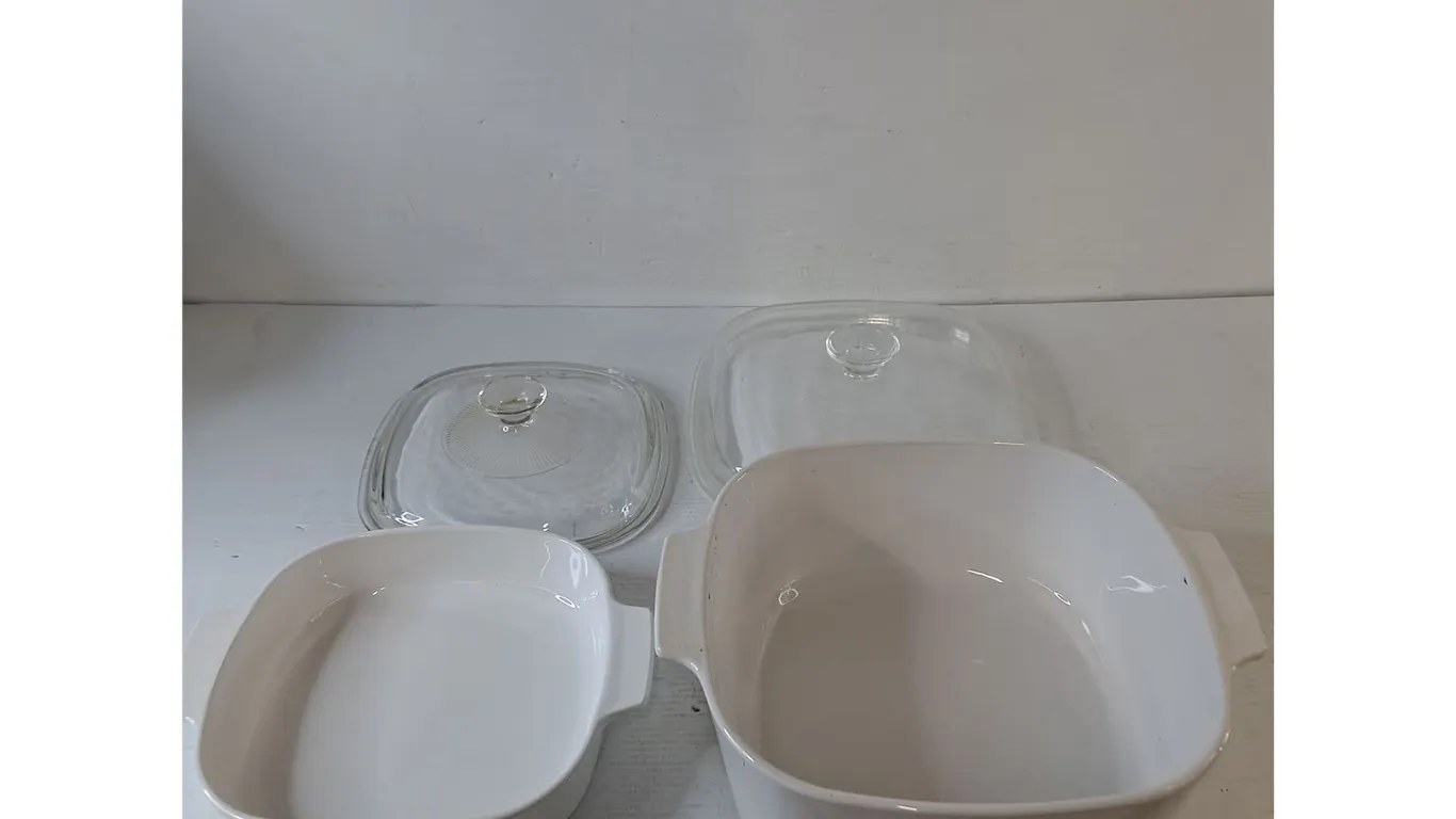 (2) Corning Ware Casserole Dishes with (2) Pyrex Lids