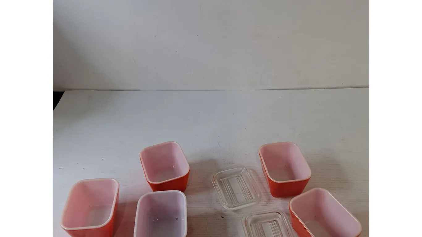 (5) Red Pyrex Refrigerator Dishes, (2) Lids