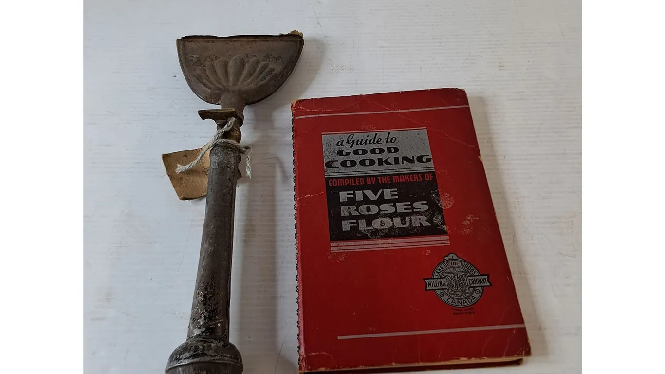 Horse Hair Singeing Tool, Guide to Good Cooking Cookbook