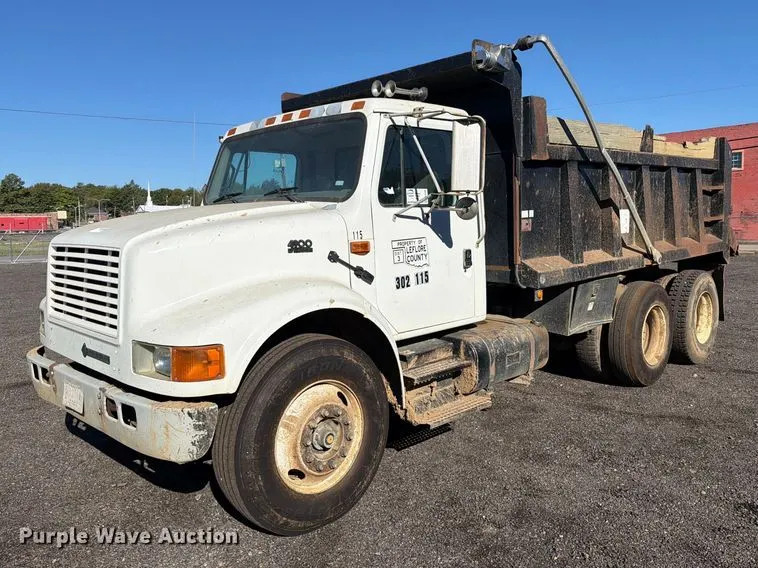 2001 International F4900 dump truck