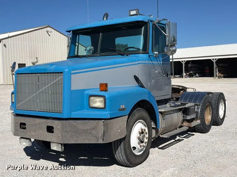 1994 White GMC WB semi truck