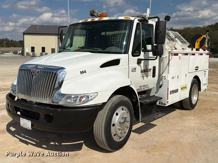 2003 International 4300 utility / service truck