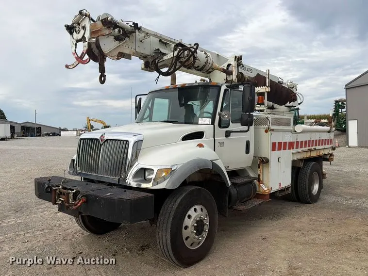 2002 International 7400 digger derrick truck