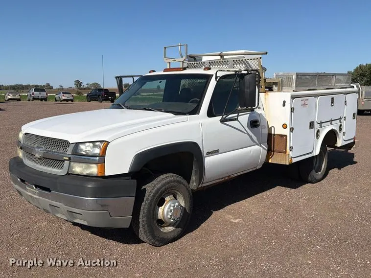 2003 Chevrolet Silverado 3500 utility bed pickup truck