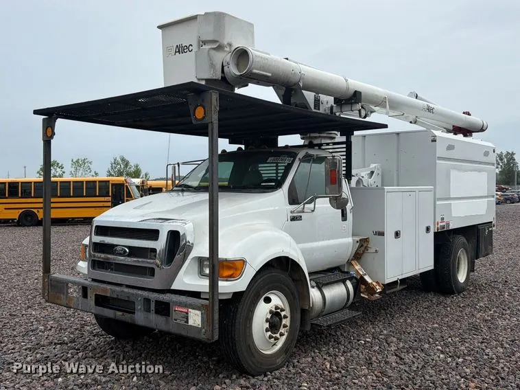 2015 Ford F750 Super Duty forestry bucket truck