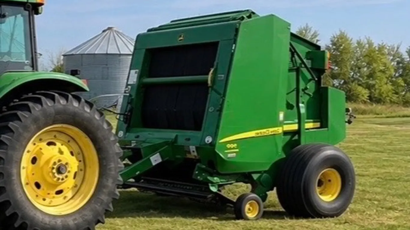 2016 John Deere 569 Round Baler